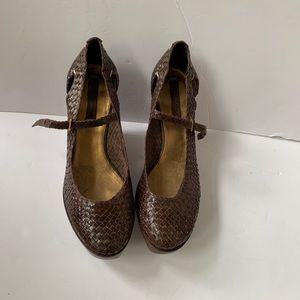 BCBG/MAX AZRIA BROWN WOVEN WEDGES 8.5 M